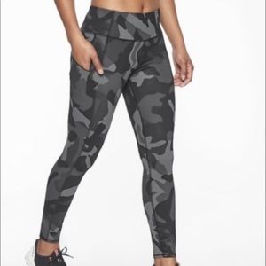 Athleta camo contender 7/8 tights size xs